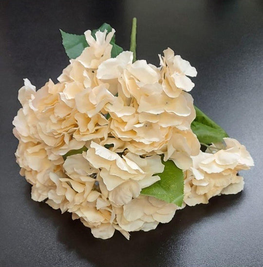 Buchet cu Hortensii Crem – Flori Artificiale Elegante din Material Textil