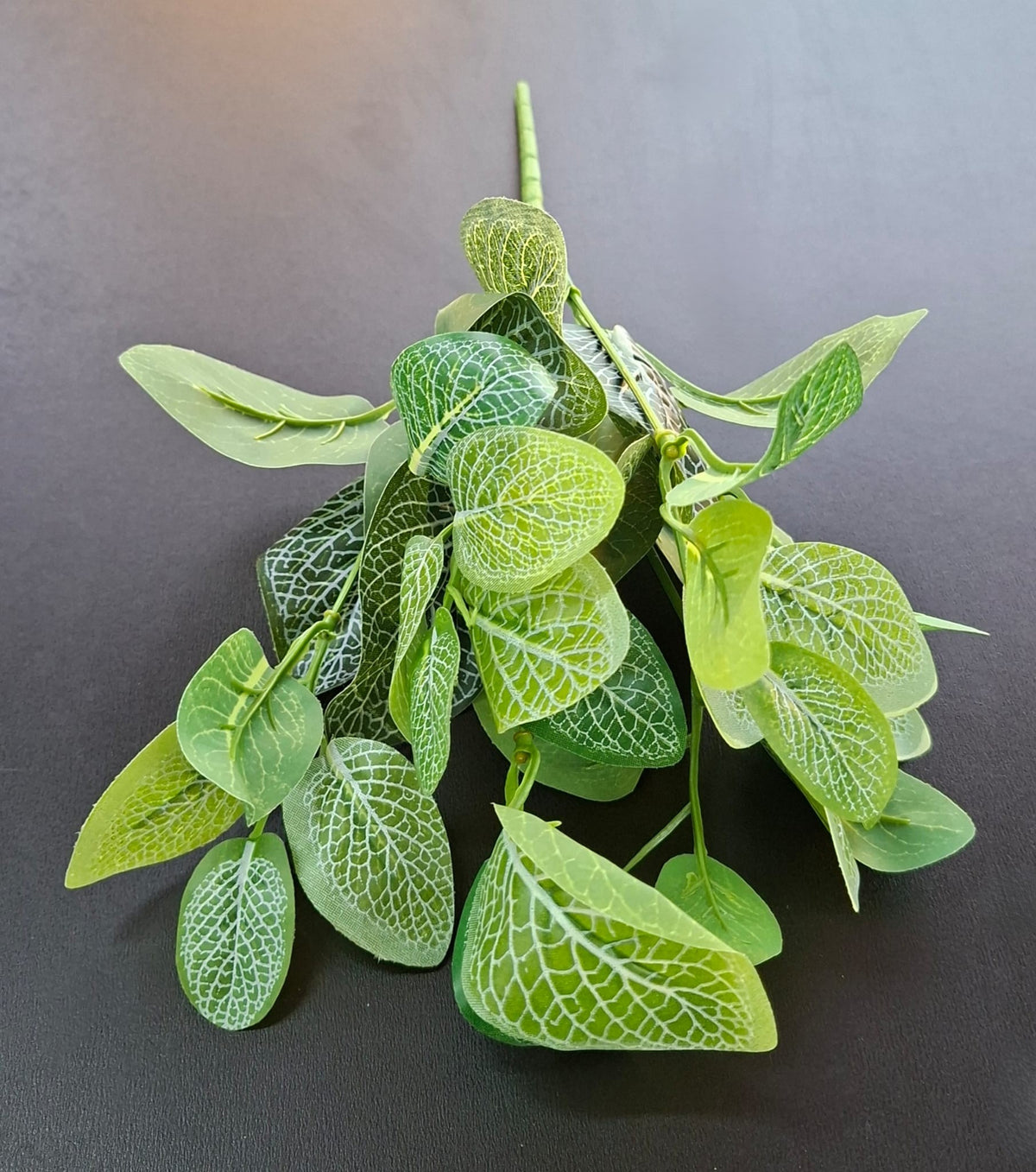 Verdeață artificială decorativă cu frunze nervurate, 34cm – aspect natural