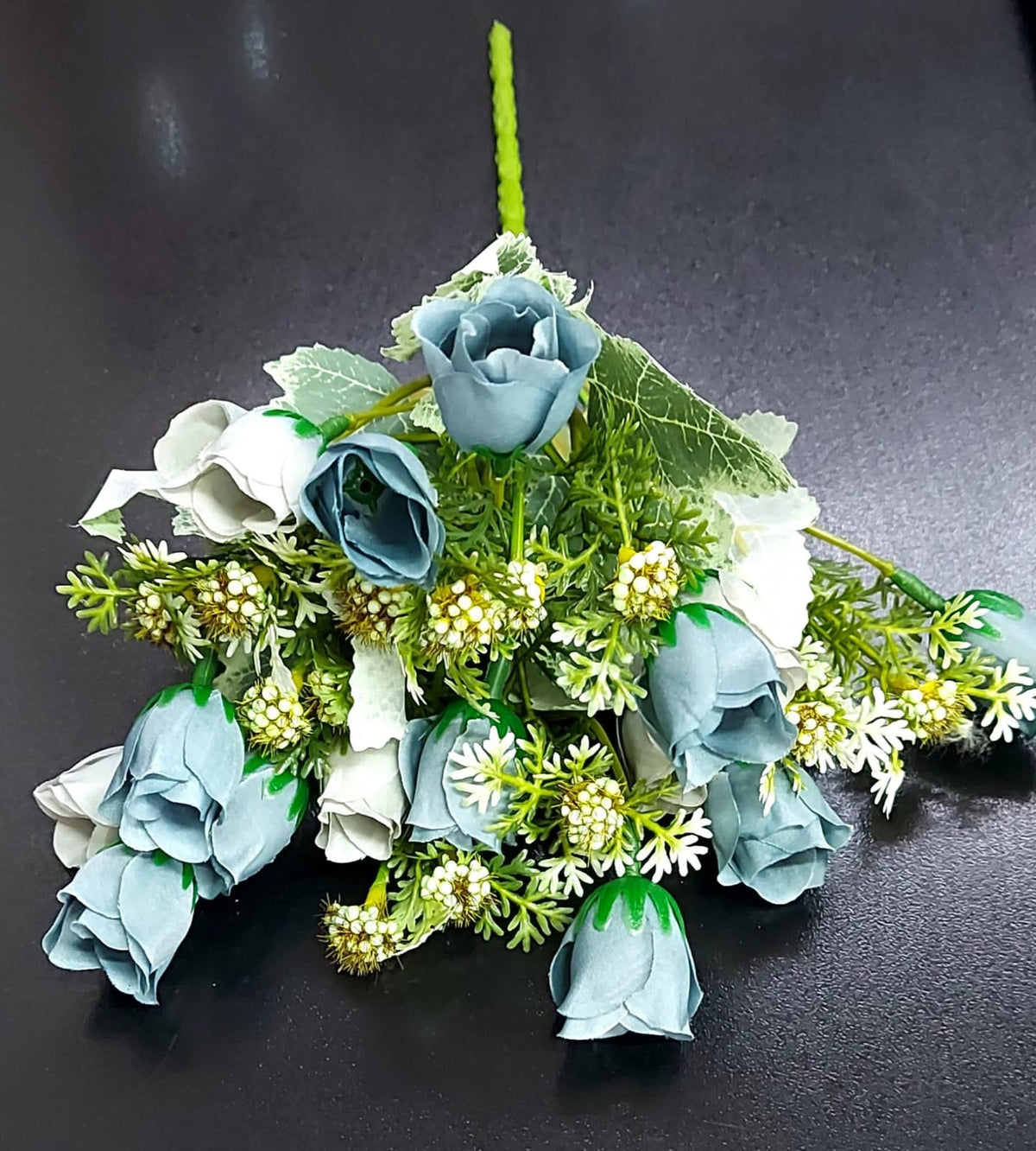 Buchet artificial cu trandafiri albastru deschis și alb – 30 cm, flori mici