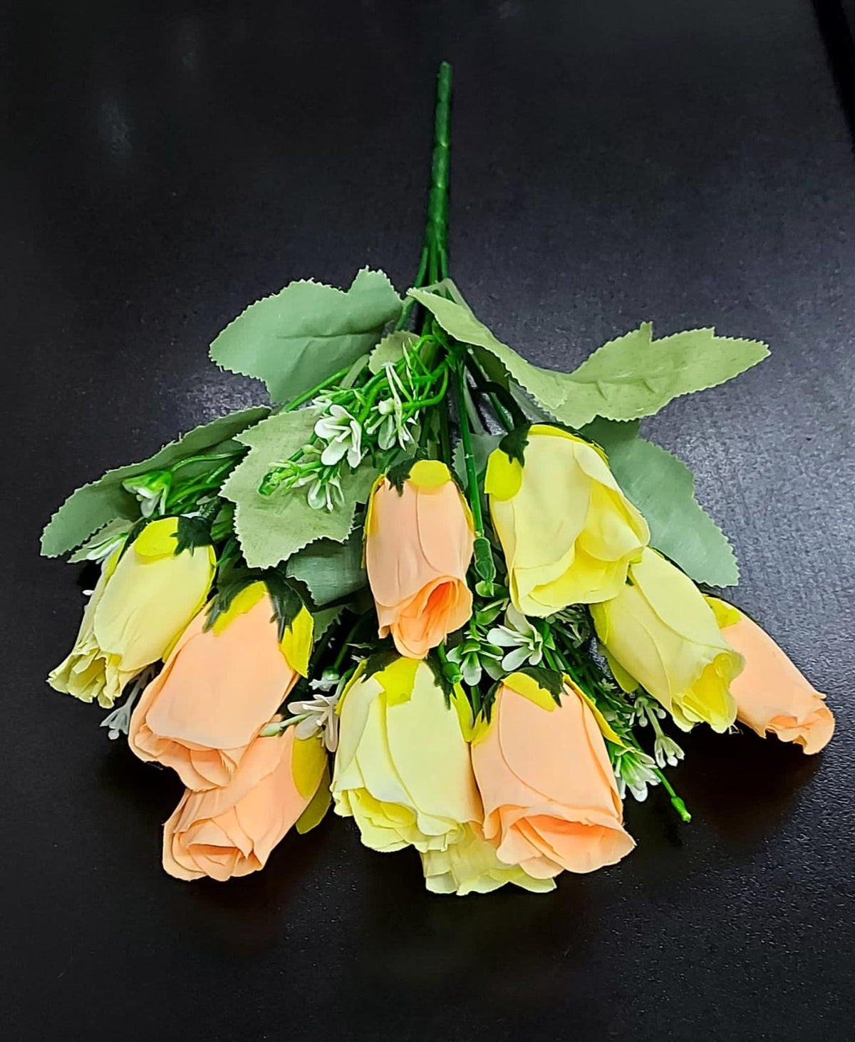 Buchet artificial cu trandafiri galben piersică – 30 cm, flori mici