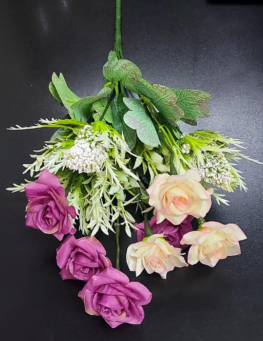 Buchet artificial cu trandafiri mov și crem – 40cm