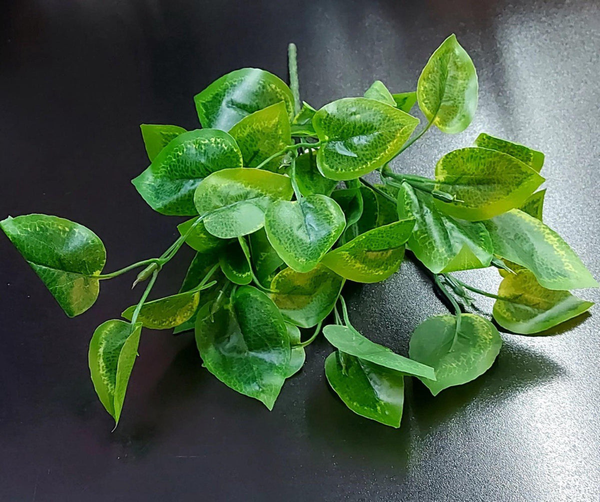 Ramură decorativă artificială cu frunze verzi pestrițe – aspect natural lucios