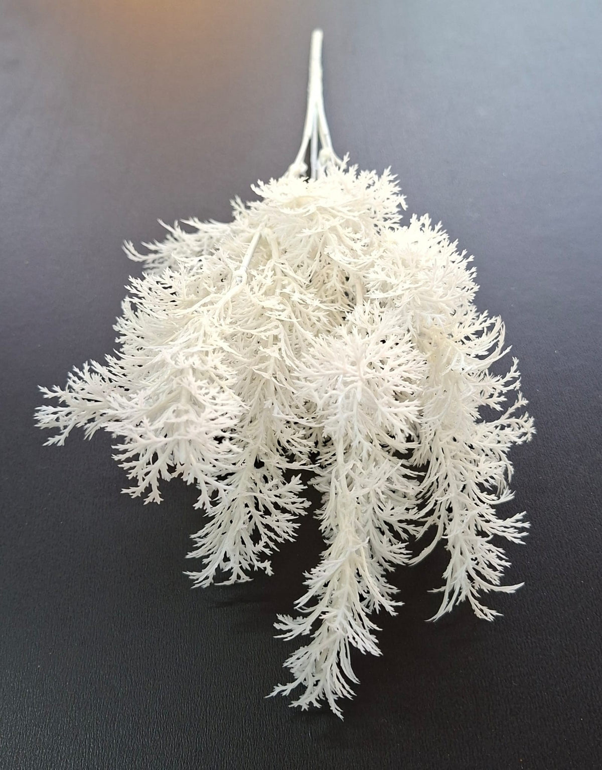 Verdeață artificială decorativă albă tip ferigă fină, 33cm