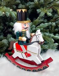 Ornament spargator nuci